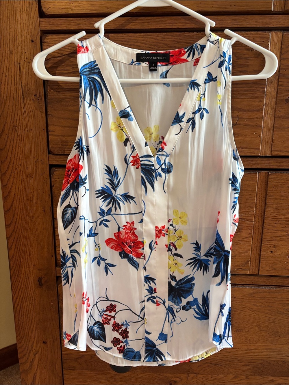 Banana Republic White Floral V-Neck Sleeveless Top